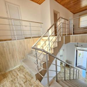 Nardaranにあるbag eviの金属製の手すり付きの家の階段