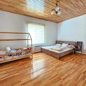 Nardaranにあるbag eviの木製天井のドミトリールームのベッド2台分です。