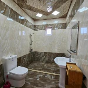 Nardaranにあるbag eviのトイレと洗面台のあるバスルーム