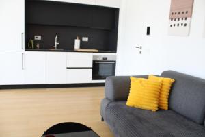 sofá con almohada amarilla en la sala de estar en LuxApart74 l Comfy & Minimal Stay in Ierapetra, en Ierápetra 22 fotos más