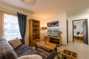 Μια τηλεόραση ή/και κέντρο ψυχαγωγίας στο Les Balcons de la Suite - coeur de village, terrasse