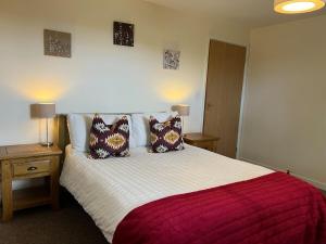 En eller flere senge i et værelse på Roan Cottage