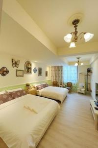 Ένα ή περισσότερα κρεβάτια σε δωμάτιο στο 巴洛克文旅 #海安藝術街#國華街住宿#花園夜市民宿推薦