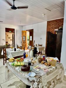 una mesa con comida en una habitación en Hotel Pousada Dom Aquino, en Campo Grande