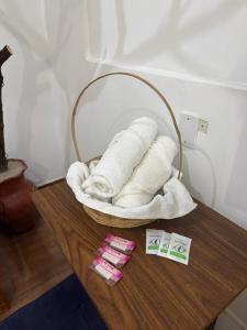 Una cesta de toallas sobre una mesa en Hotel Pousada Dom Aquino, en Campo Grande
