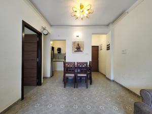 Posezení v ubytování Stylish 1BHK Escape Candolim - Pool, Balcony, Parking - Near Beach