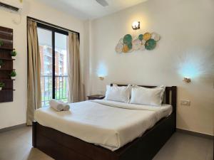 Postel nebo postele na pokoji v ubytování Stylish 1BHK Escape Candolim - Pool, Balcony, Parking - Near Beach + 38 fotografií