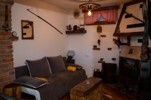 un salon avec un canapé et une cheminée dans l'établissement Ruralna kuća za odmor KOVIN BREG, à Lepajci