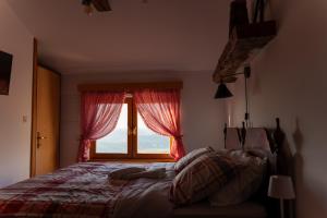 un lit dans une chambre avec une fenêtre dans l'établissement Ruralna kuća za odmor KOVIN BREG, à Lepajci 13 autres photos