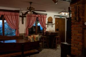 d'un salon avec un ventilateur de plafond et des fenêtres. dans l'établissement Ruralna kuća za odmor KOVIN BREG, à Lepajci