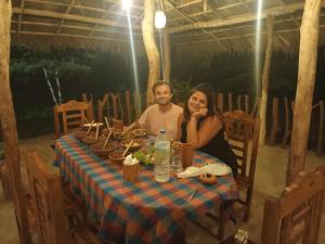 Ein Mann und eine Frau sitzen an einem Tisch in der Unterkunft VR Nature Cottage CABANA in Wellawaya + 31 Fotos