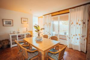 ein Esszimmer mit einem Holztisch und Stühlen in der Unterkunft Villa Nora in Sanxenxo