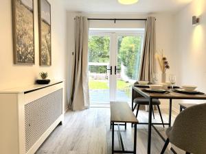 WhitworthにあるSerene 3-Bedroom Family Rochdale Home with Gardenのリビングルーム(ダイニングテーブル、窓付)