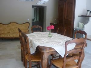 una mesa con un jarrón con una flor rosa. en La Bastide Des Mereuilles, en Caderousse 28 fotos más