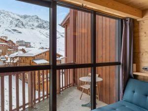 balcón con vistas a una montaña nevada en Duplex rénové proche pistes, 6 pers, animaux bienvenus, Wi-Fi - FR-1-640-41, en Val Thorens