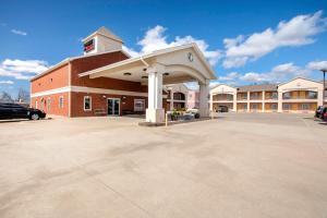 an empty parking lot in front of a building at OYO Hotel Valley View TX, I-35 in Valley View +21 photos