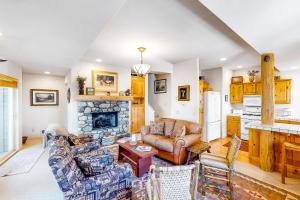 un salon avec un canapé et une cheminée dans l'établissement Sun Bird Getaway at River Run B, à Ketchum