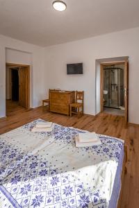 een slaapkamer met een bed en een houten vloer bij Fedákov Mlyn in Moldava nad Bodvou