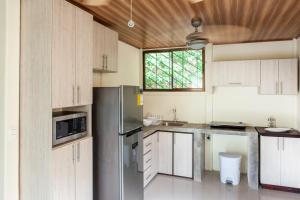 Η κουζίνα ή μικρή κουζίνα στο Nosara Beach Cabins