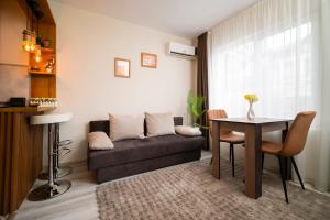 a living room with a couch and a table at YaVi's Central Apartment in Veliko Tŭrnovo