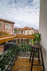 - Balcón con mesa y taburete en YaVi's Central Apartment, en Veliko Tŭrnovo