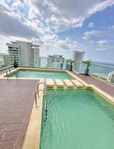 Бассейн в Exclusivo apto con vista al mar a 5 min del centro histórico или поблизости