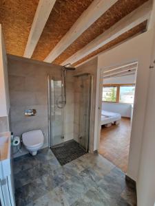 Koupelna v ubytování Höhenblick Klosterneuburg + 23 fotografií