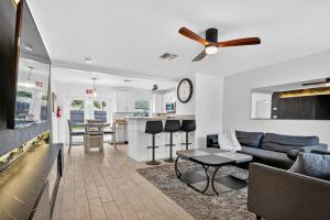 Μια τηλεόραση ή/και κέντρο ψυχαγωγίας στο Heated Pool Home - Mini Golf & Soccer & Firepit