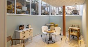 una habitación con sillas y una mesa en una habitación en Best Western Plus Sanary, en Sanary-sur-Mer 70 fotos más