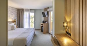 a hotel room with a bed and a window at Best Western Plus Sanary in Sanary-sur-Mer