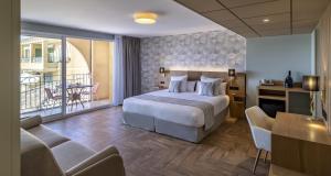 Una habitación de hotel con una cama, una mesa y sillas. en Best Western Plus Sanary, en Sanary-sur-Mer 69 fotos más
