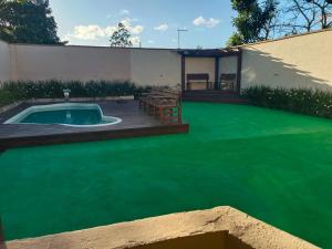 a yard with a green artificial lawn at Sonho Meu in Itapoa