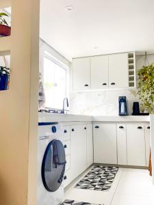 Kuchyň nebo kuchyňský kout v ubytování Loft Lumiere Vila do Abraão Ilha Grande