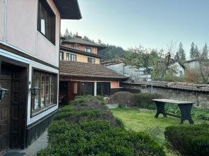 En have udenfor Карагьозовата Къща - цяла къща - 6 големи спални, 6 бани и отделна механа