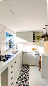 Kuchyň nebo kuchyňský kout v ubytování Loft Lumiere Vila do Abraão Ilha Grande