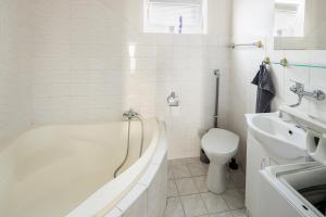 Ένα μπάνιο στο House with Garden Elisa