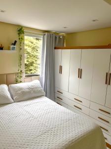 Postel nebo postele na pokoji v ubytování Loft Lumiere Vila do Abraão Ilha Grande