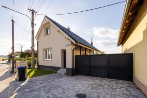 Το κτήριο όπου στεγάζεται  η παραθεριστική κατοικία