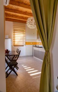 eine Küche mit einem Tisch und einem Vorhang in einem Zimmer in der Unterkunft Best View Kolasin in Kolašin