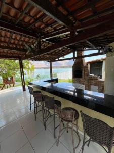 d'une terrasse avec des chaises et un bar avec vue. dans l'établissement Chácara Rbs, à Sobral