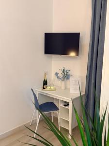 a white desk with a tv on a wall at Nido Flegreo in Pozzuoli