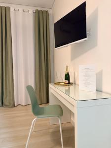 a room with a desk and a green chair at Nido Flegreo in Pozzuoli