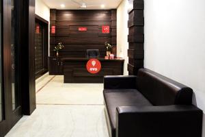 アグラにあるHotel O Tajway Innの革張りのソファが置かれた待合室のあるサロン
