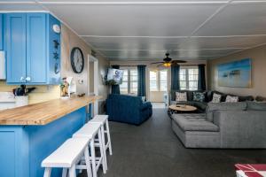 cocina y sala de estar con armarios azules en Beach Retreat, en Edisto