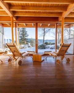 ラムサウ・アム・ダッハシュタインにあるHotel Ramsauhof Pool & Wellness Breakfast & Light Dinner Buffetの窓のある部屋に座る椅子 +125枚の写真