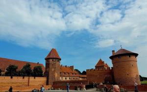 マルボルクにあるApartament w Centrum Malborkaの曇り空の下にある城の2つの塔 +7枚の写真