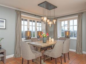 a dining room with a table and chairs at Prahl-Hues-5 in Kampen