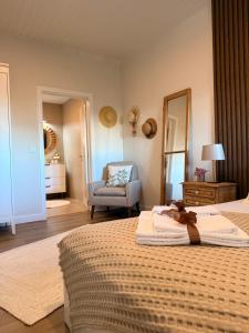 Un dormitorio con una cama, una silla y un espejo. en Casa Do Cruzeiro Apartment, en Armamar