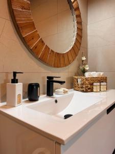 Un baño con un lavabo blanco y un espejo. en Casa Do Cruzeiro Apartment, en Armamar 30 fotos más