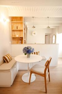 a kitchen and dining room with a table and chairs at Maison cosy avec terrasse, à 5 minutes des plages in Porspoder